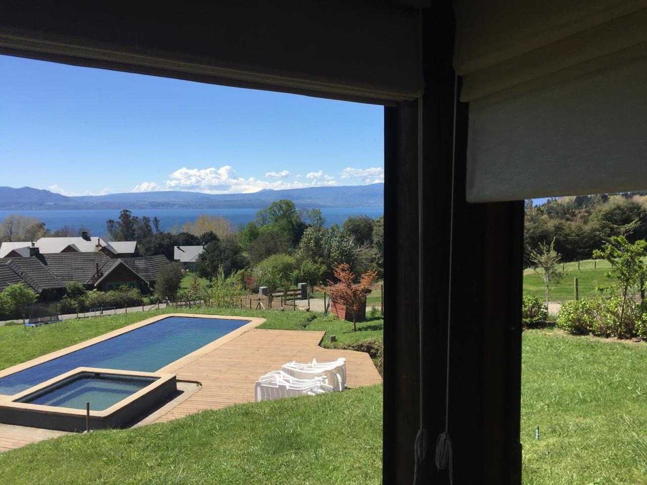 Foto 2 de A402 Parcela con hermosa casa y vista panorámica en sector Altamira - Villarrica