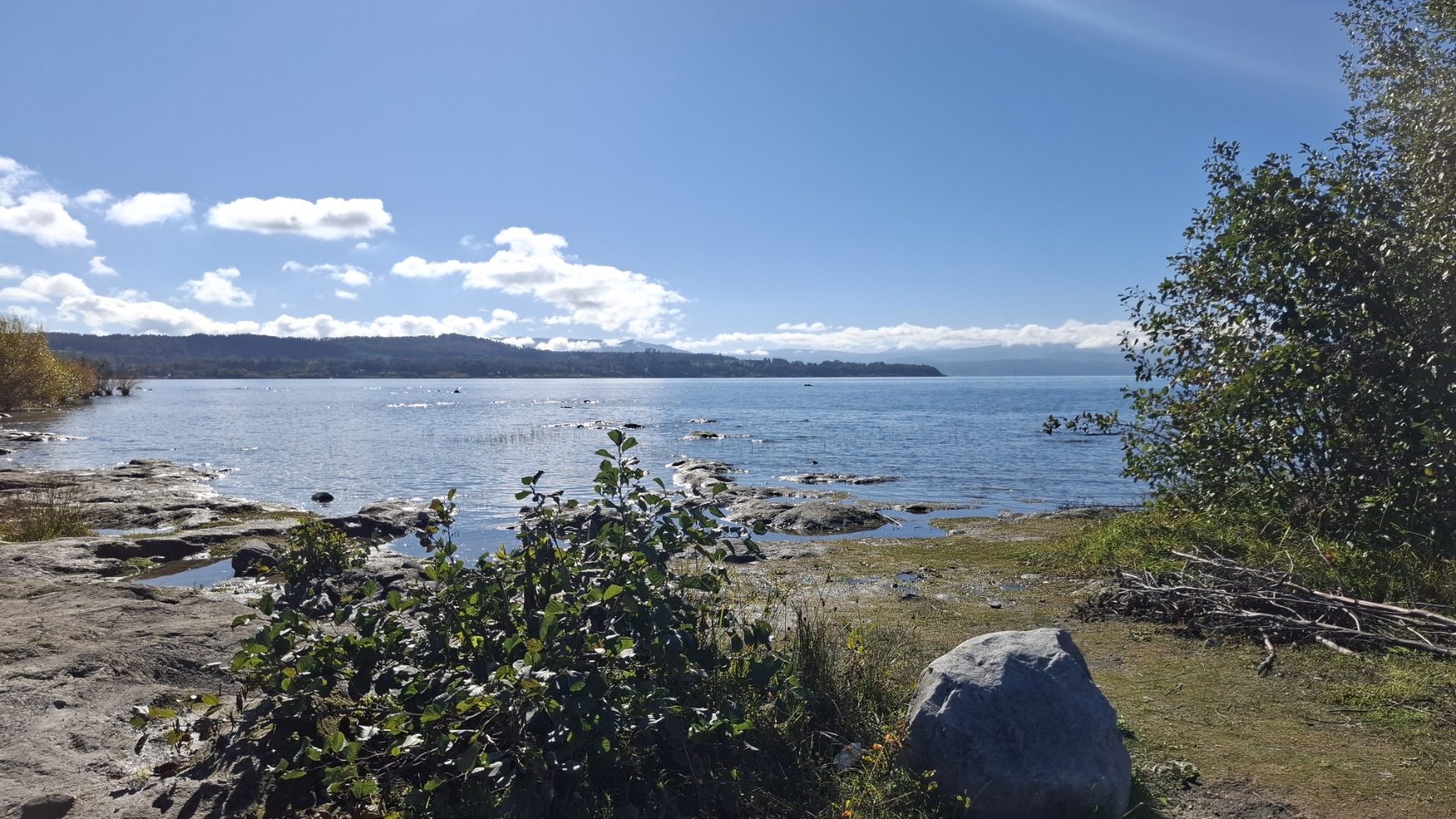 Foto 1 de A435 Exclusiva parcela con casa, vista al volcán y con orilla de lago a 4 km de Villarrica
