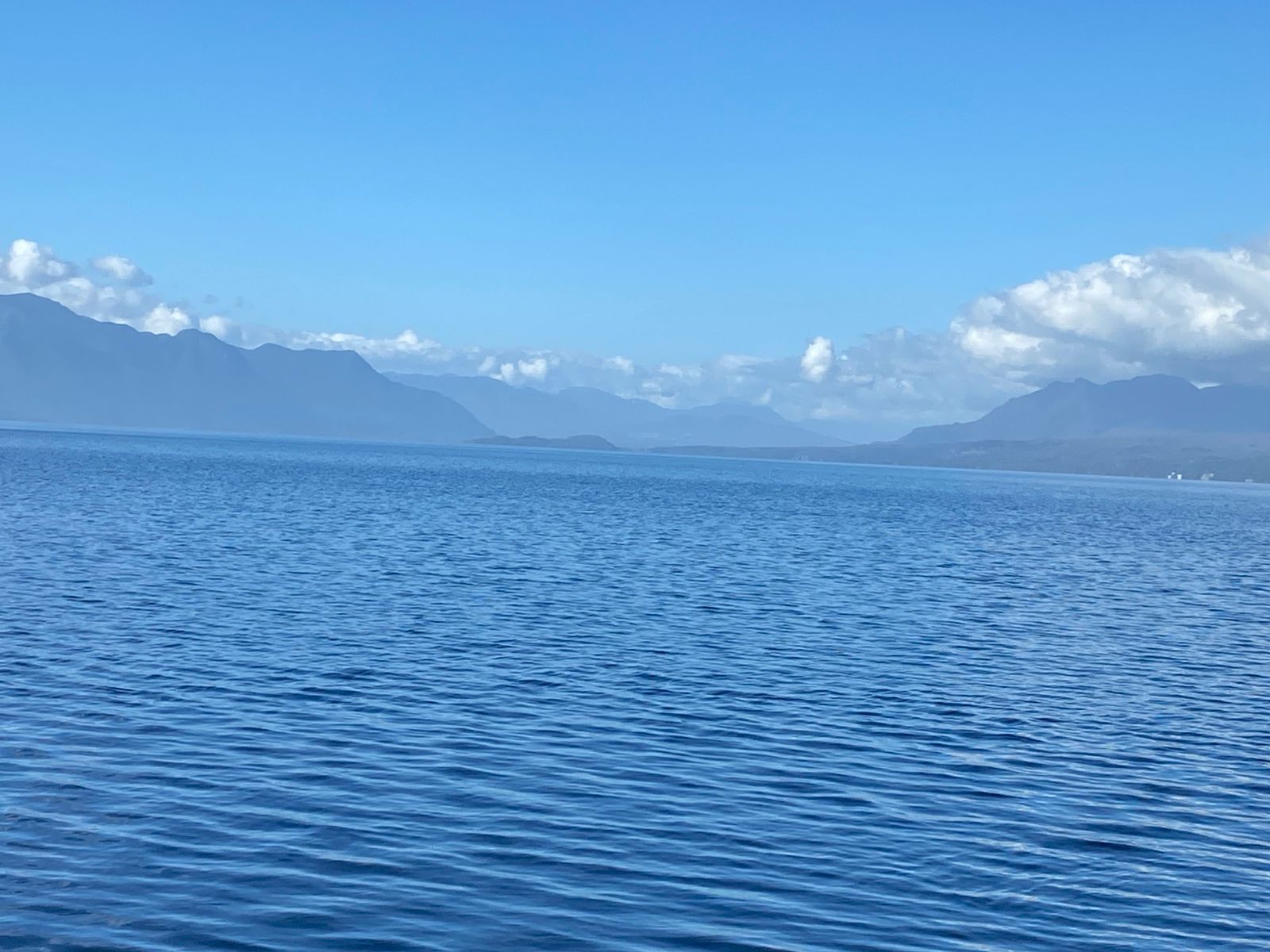 Foto 9 de A435 Exclusiva parcela con casa, vista al volcán y con orilla de lago a 4 km de Villarrica
