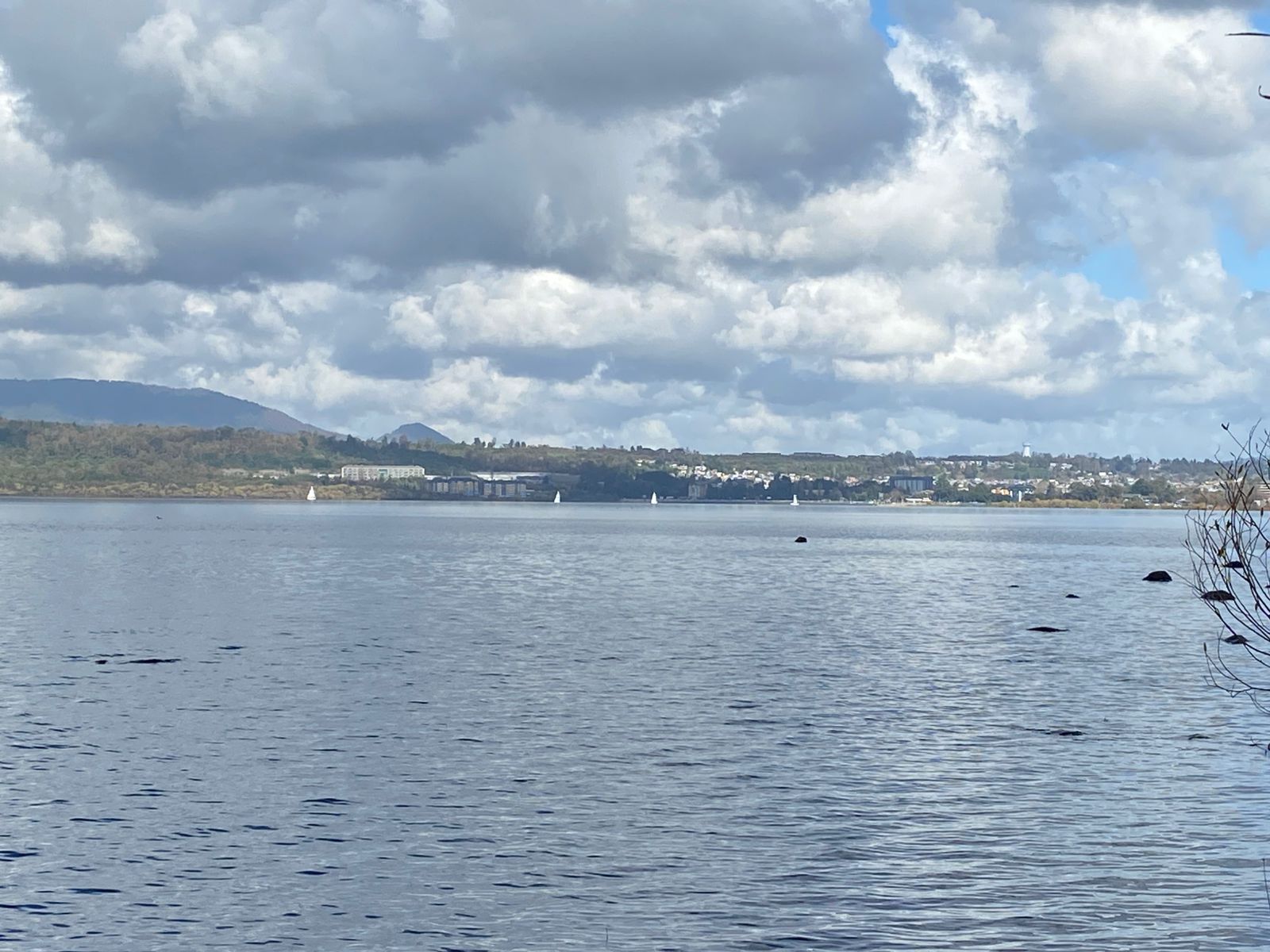 Foto 10 de A435 Exclusiva parcela con casa, vista al volcán y con orilla de lago a 4 km de Villarrica