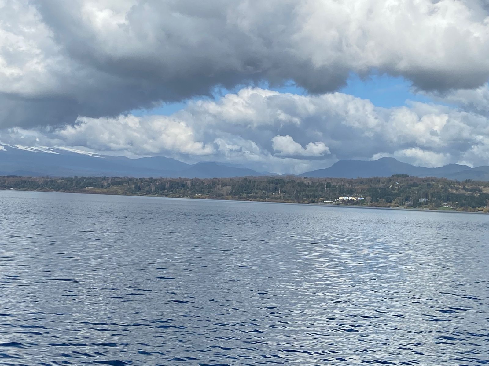 Foto 11 de A435 Exclusiva parcela con casa, vista al volcán y con orilla de lago a 4 km de Villarrica