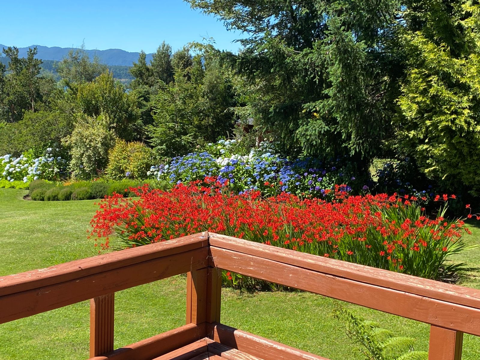Foto 2 de A469  Propiedad en exclusivo condominio vista lago y al volcán a solo minutos de Villarrica