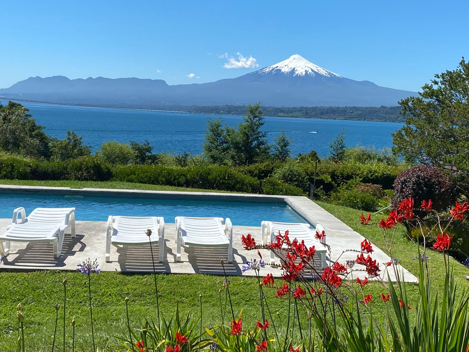 A469  Propiedad en exclusivo condominio vista lago y al volcán a solo minutos de Villarrica