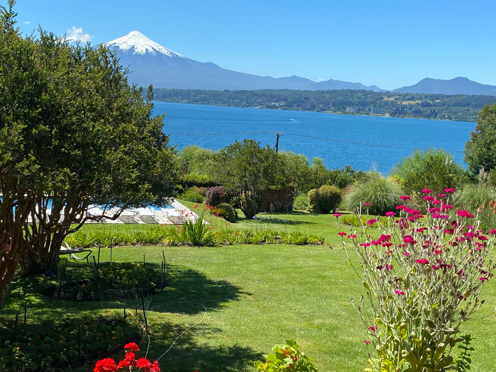 Foto 8 de A469  Propiedad en exclusivo condominio vista lago y al volcán a solo minutos de Villarrica